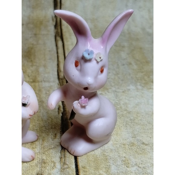 Vtg Creepy Pink Bunny Rabbit Salt Pepper Shaker Anthropromorphic Flowers Red Eye - Picture 2 of 6